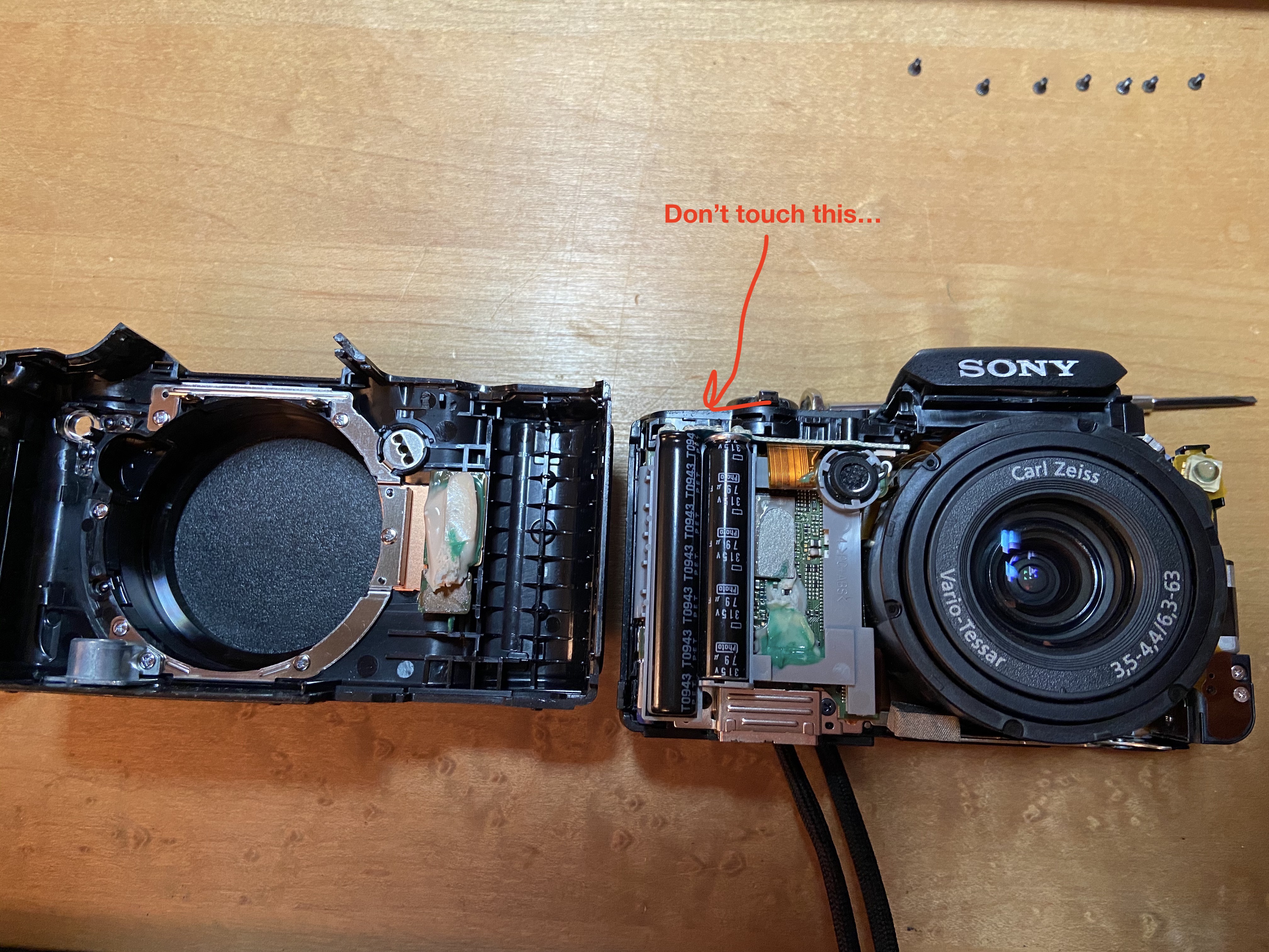 DSC-H20 case open exposing internals