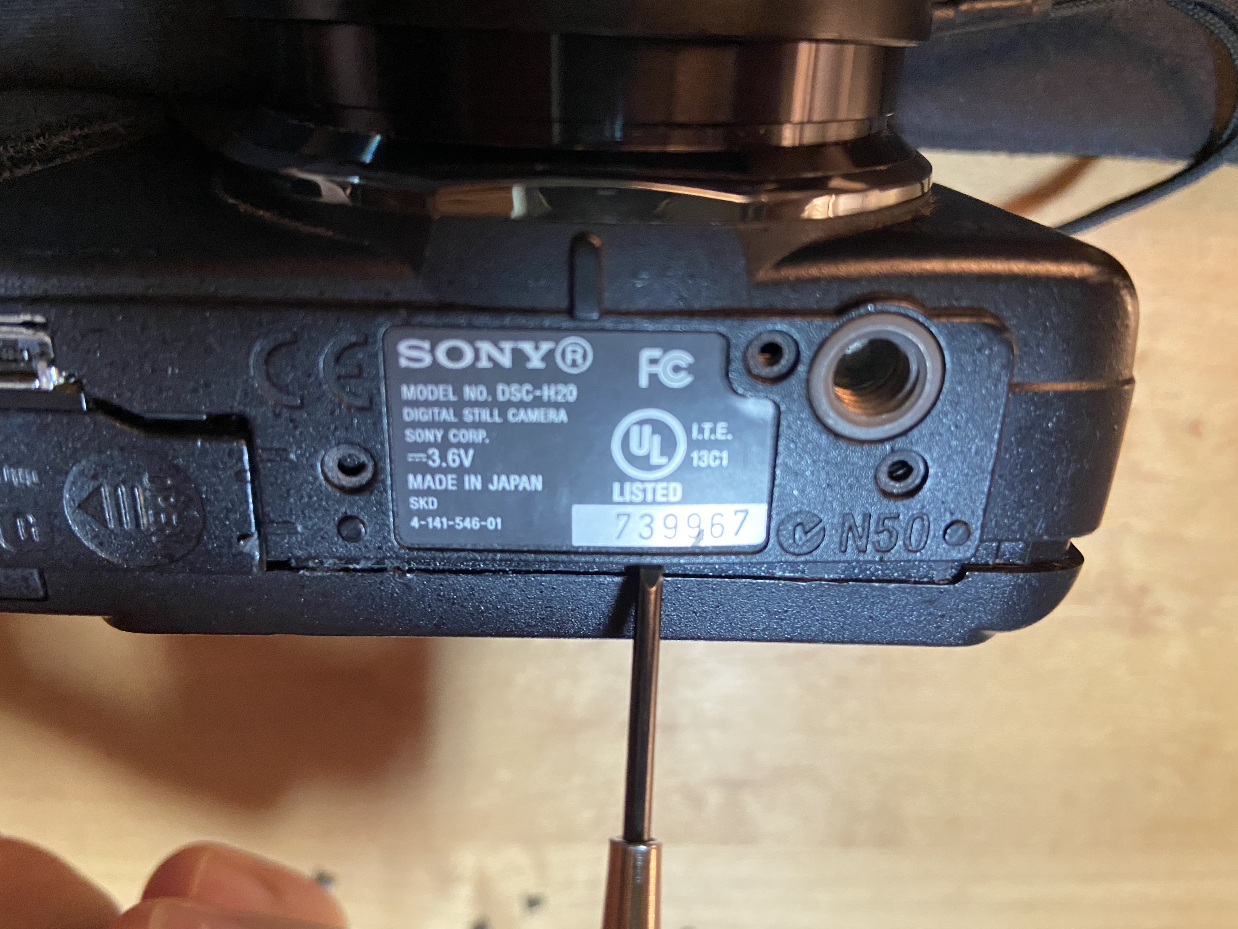 Prying open the DSC-H20 case